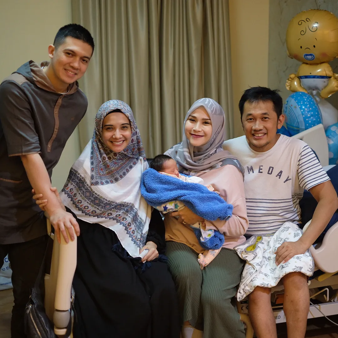 Zaskia dijenguk para sahabat dekat / Credit: Instagram - Zaskiadyamecca