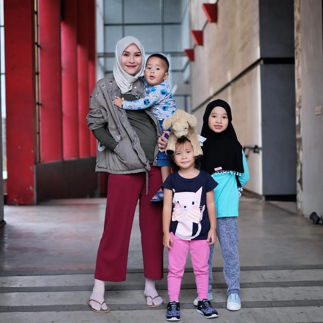 Zaskia bersama 3 buah hatinya / Credit: @zaskiadyamecca