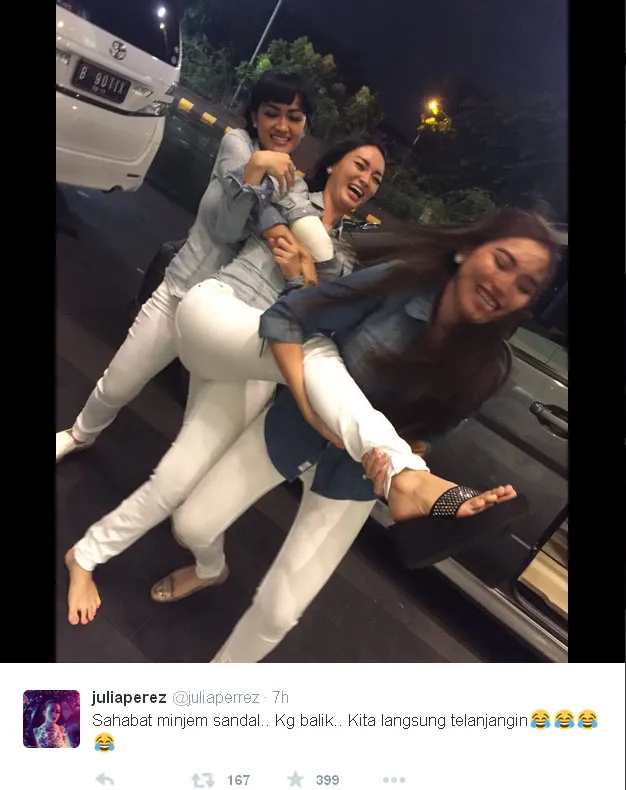Aksi gokil Jupe dan Ayu Ting Ting rebut sandal Zaskia Gotik © Twitter.com/@juliaperrez