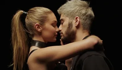 Zayn dan Gigi di video klip 'Pillowtalk' ©youtube