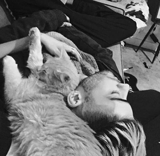 Zayn Malik tiduran manja pada Gigi Hadid © Instagram.com/gigihadid
