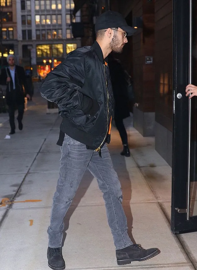 Zayn Malik tertangkap kamera masuk apartemen Gigi Hadid © Dailymail.co.uk