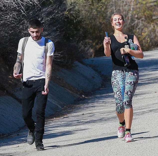 Zayn Malik ketahuan hiking dengan wanita cantik © Dialymail.co.uk