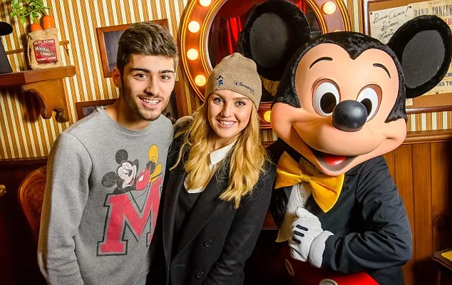 Perrie dan Zayn bersama Mickey Mouse @ dailymail.co.uk