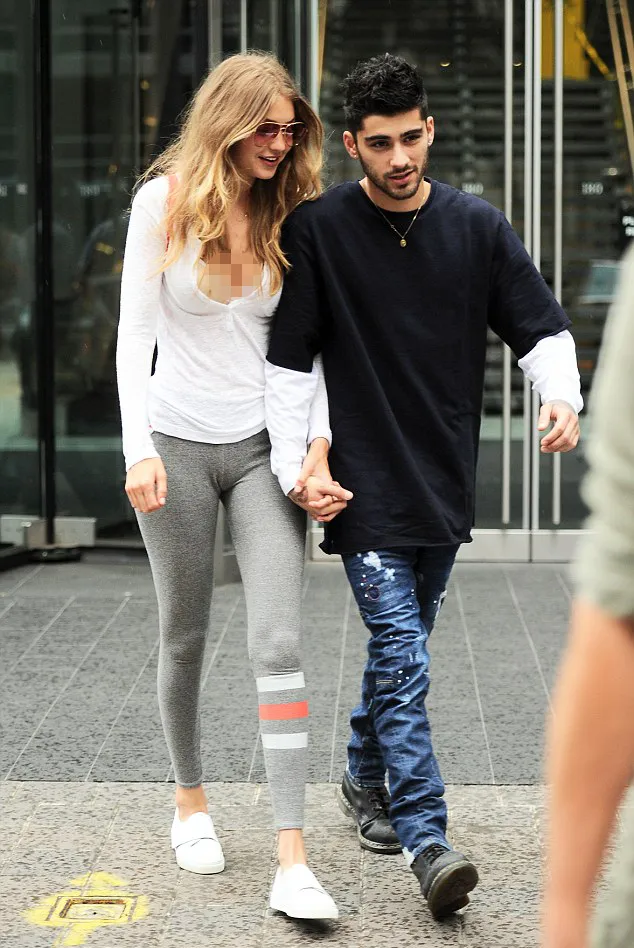 Gandengan mesra, Zayn dan Gigi berbagi canda © Splashnews/dailymail.co.uk