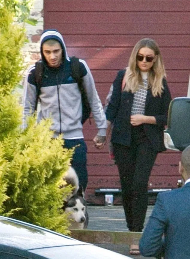 Zayn gandeng mesra Perrie ©fameflynet.com