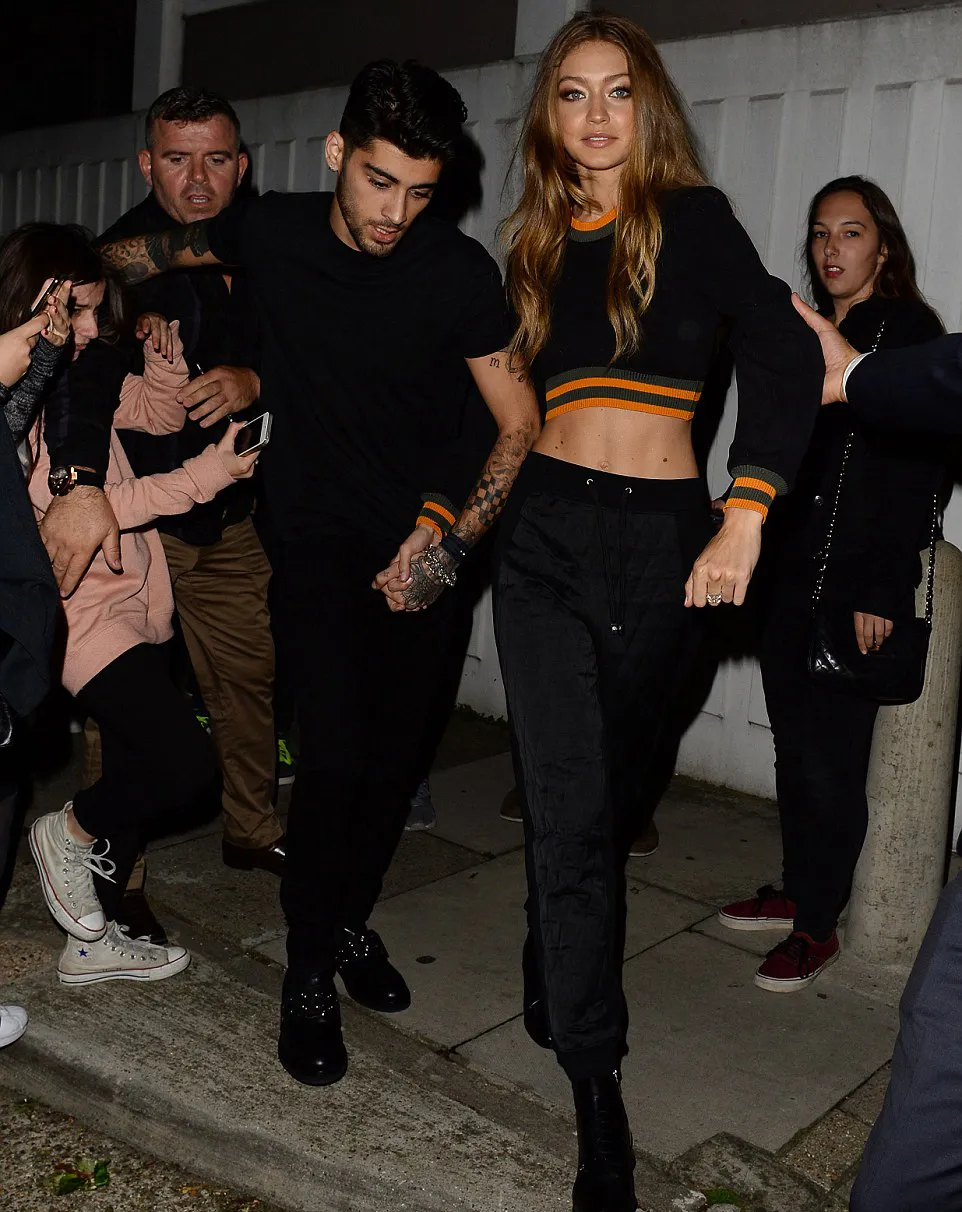 Zayn dan Gigi tetap bergandengan mesra di depan banyak fans © dailymail.co.uk