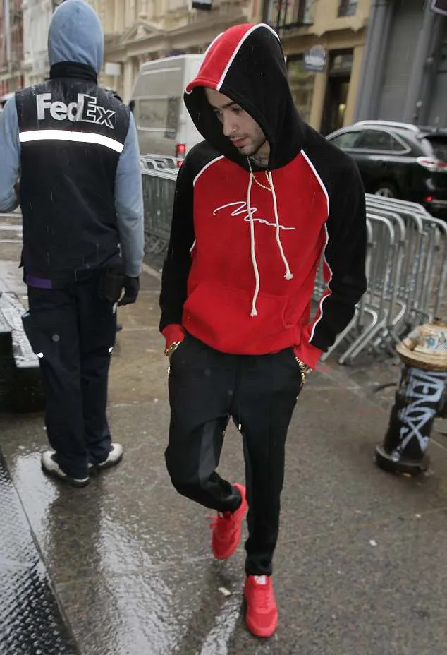 Zayn tertangkap main ke apartemen Gigi Hadid © BACKGRID via dailymail.co.uk