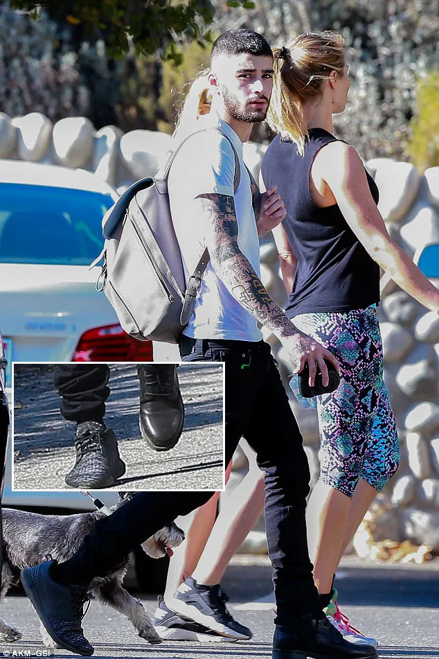 Sepatu Zayn tampak tertukar, sengaja atau bencana? © dailymail.co.uk