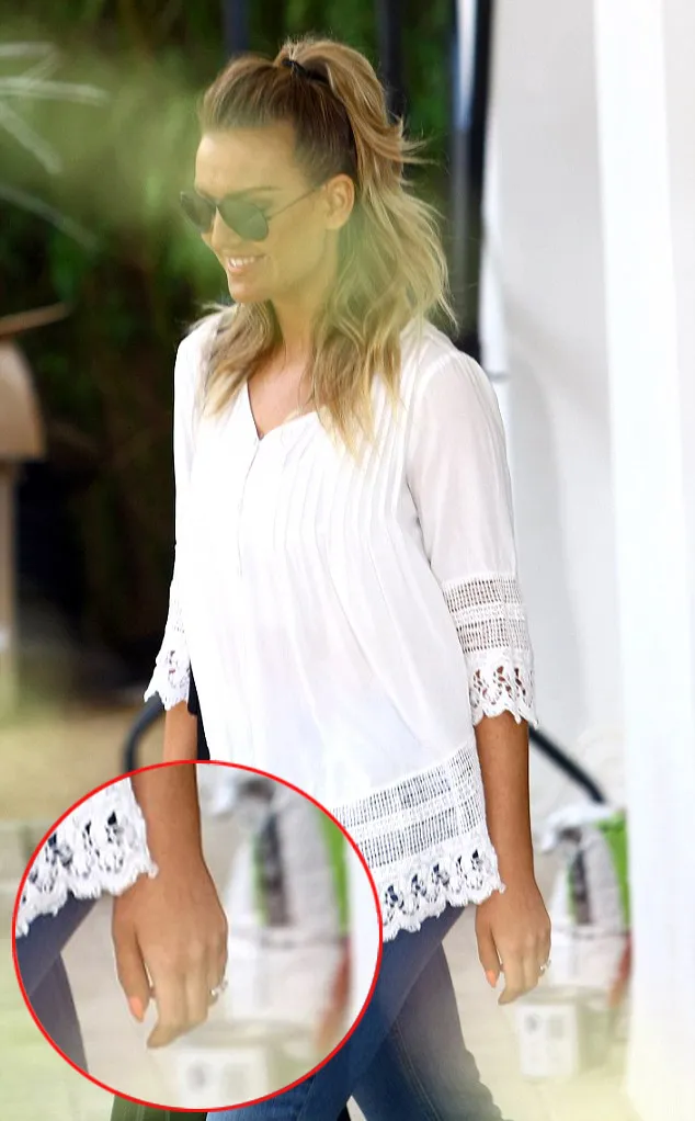Perrie terlihat baik-baik saja @ dailymail.co.uk
