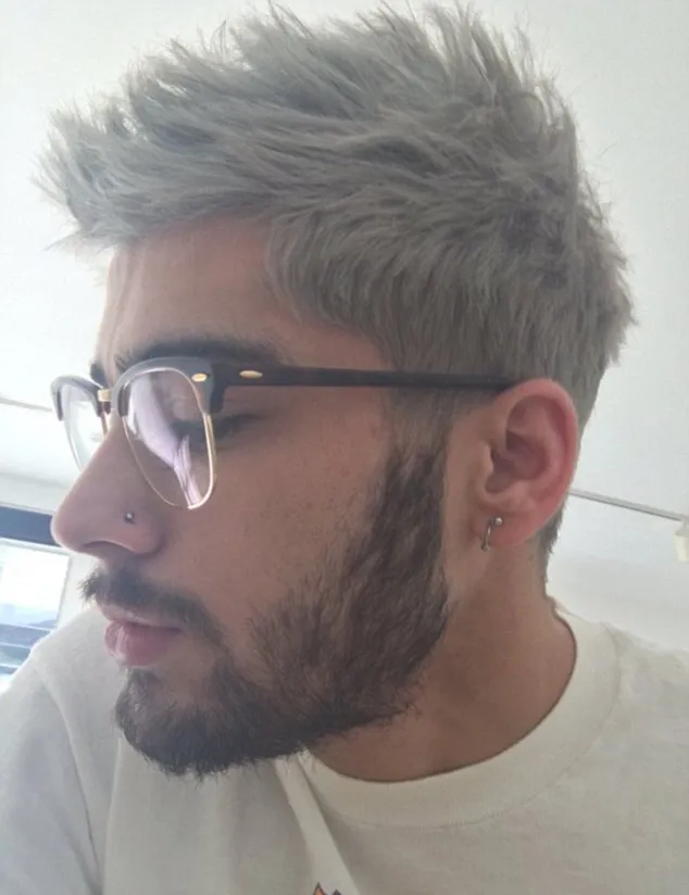 Zayn kenakan kacamata milik Gigi? Benar pacaran? © twitter.com/Zayn Malik