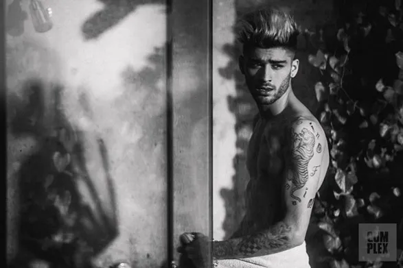Foto Zayn topless cuma pakai handuk © instagram.com/complex
