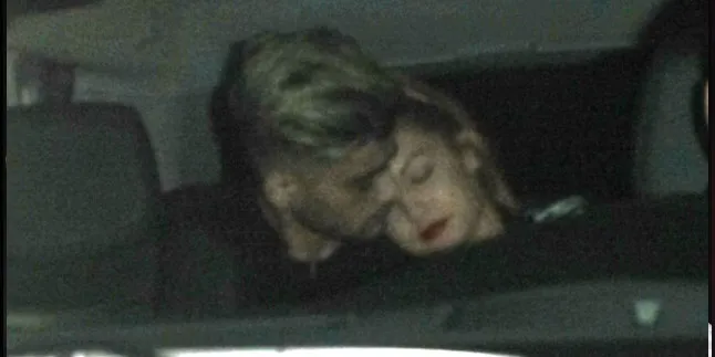 Zayn dan Gigi kala bermesraan di dalam taxi © dailymail.co.uk/Roshan Perera