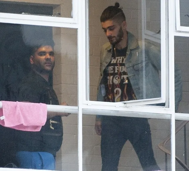 Zayn dan Naughty Boy di studio rekaman, Sabtu (28/3) © DailyMail