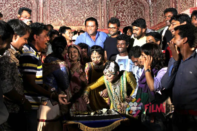 Paridhi Sharma rayakan kesuksesan Jodha Akbar bareng kru dan pemain lainnya. @filmibeat