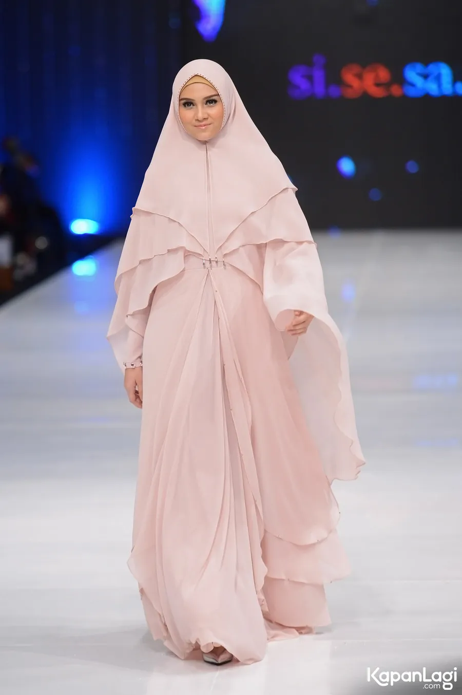Zee Zee enggan komentari Tania yang memilih lepas hijab. ŠKapanLagi.com