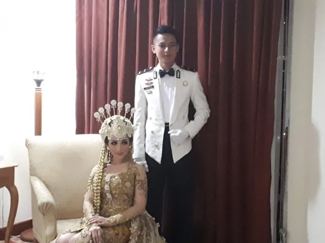 Wajah bahagia terpancar dari wajah Zee dan suaminya. © KapanLagi.com