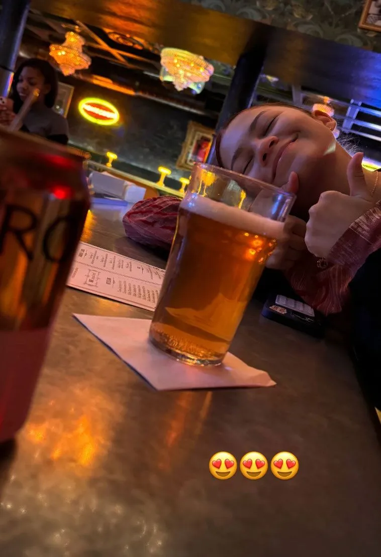 Pamerkan Momen Manis di Bar Boston