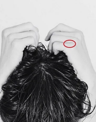 Tangan pria misterius dalam teaser. ©koreaboo