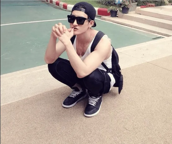 Bahu Zhoumi dianggap sama dengan soloist baru SM. ©Koreaboo