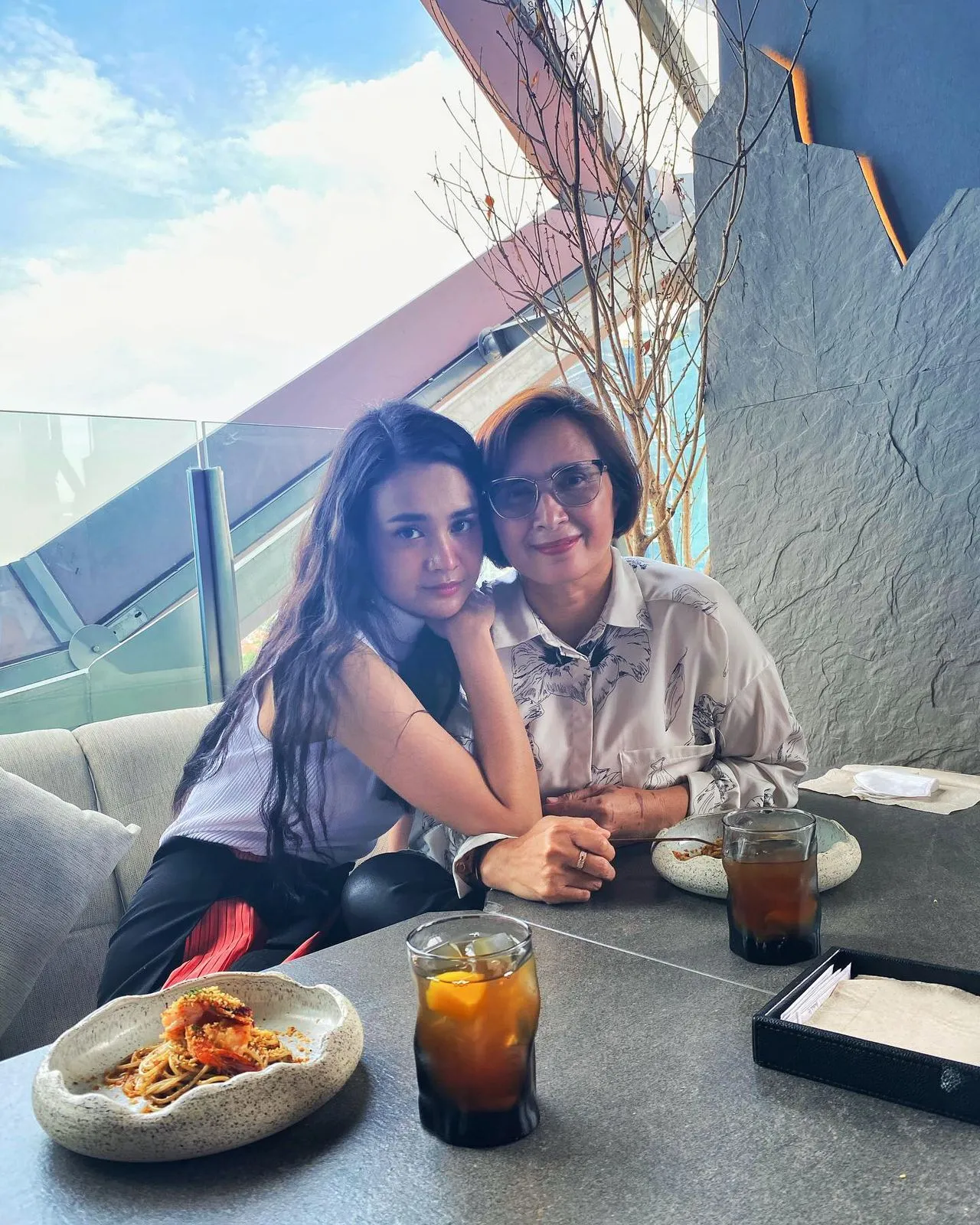 Senang berbagi foto bersama ibu.