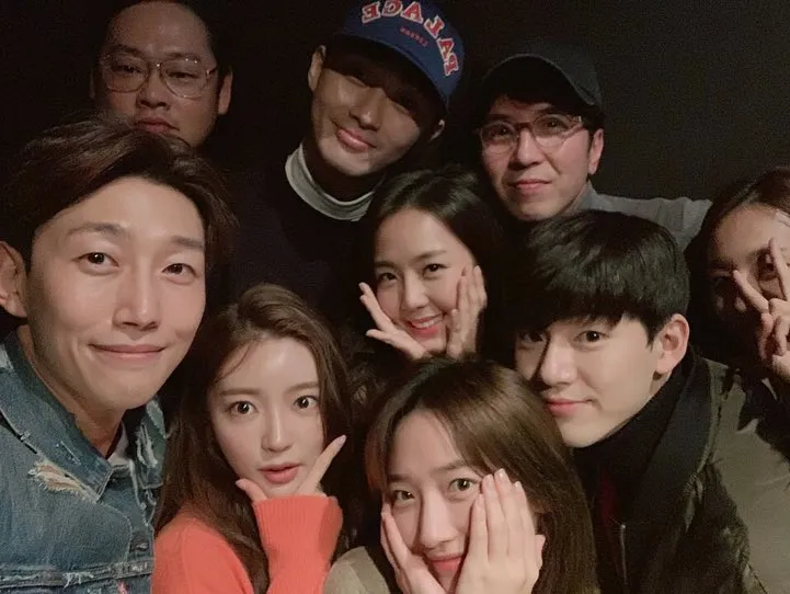 Park Seo Joon (belakang topi biru) dkk © instagram.com/ziyooni (diambil 3/12/2018 pukul 11.00 WIB)