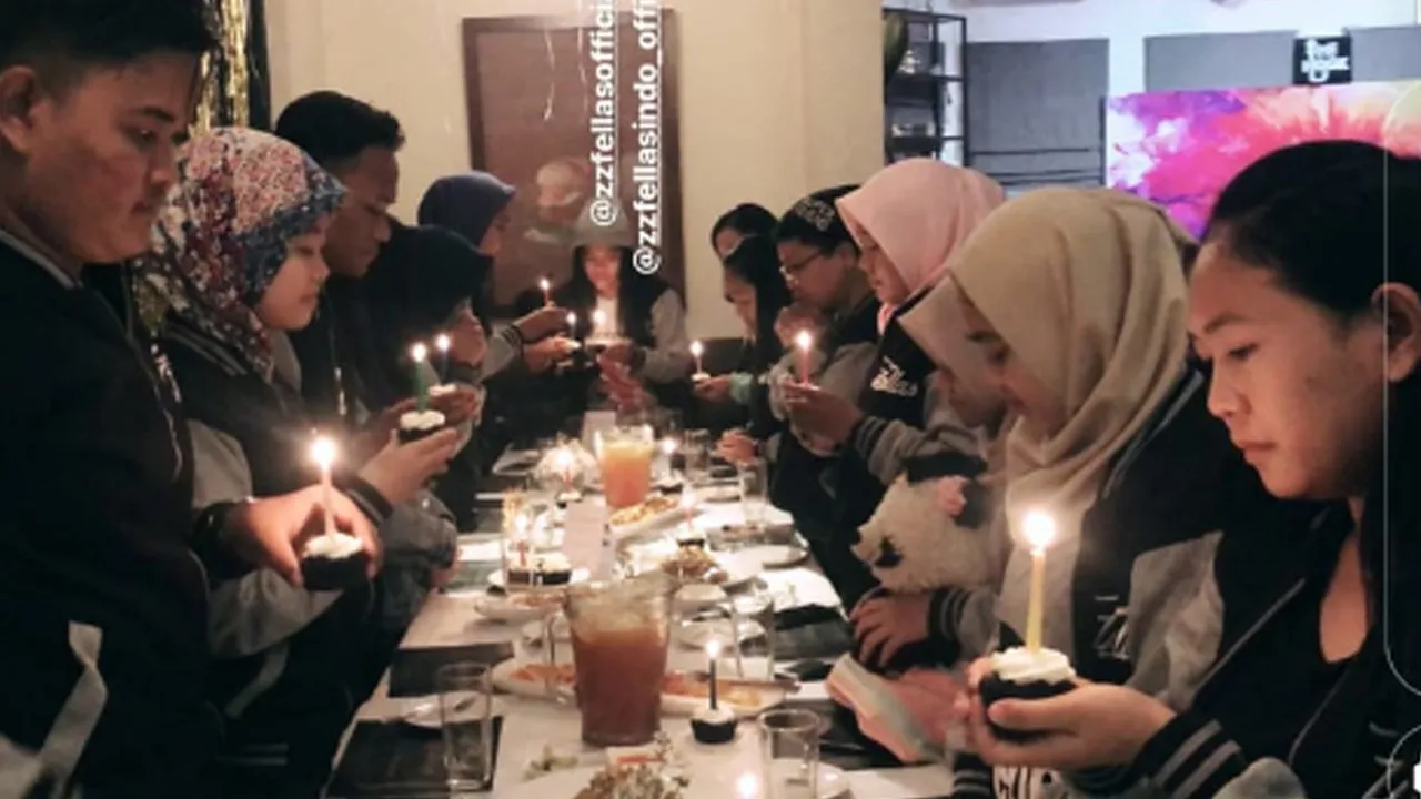 Para penggemar ikut merayakan ulang tahun Zizi Kirana Credit: Instagram/zizi_kirana