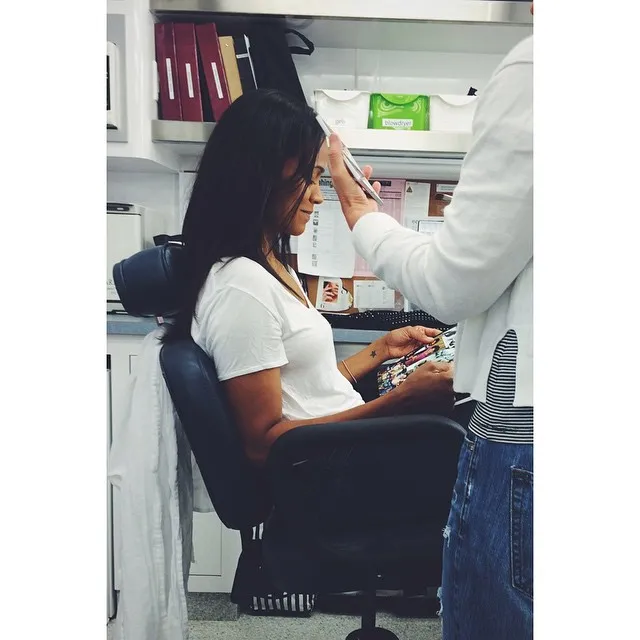 Zoe ketika sedang di-make up © instagram/zoesaldana