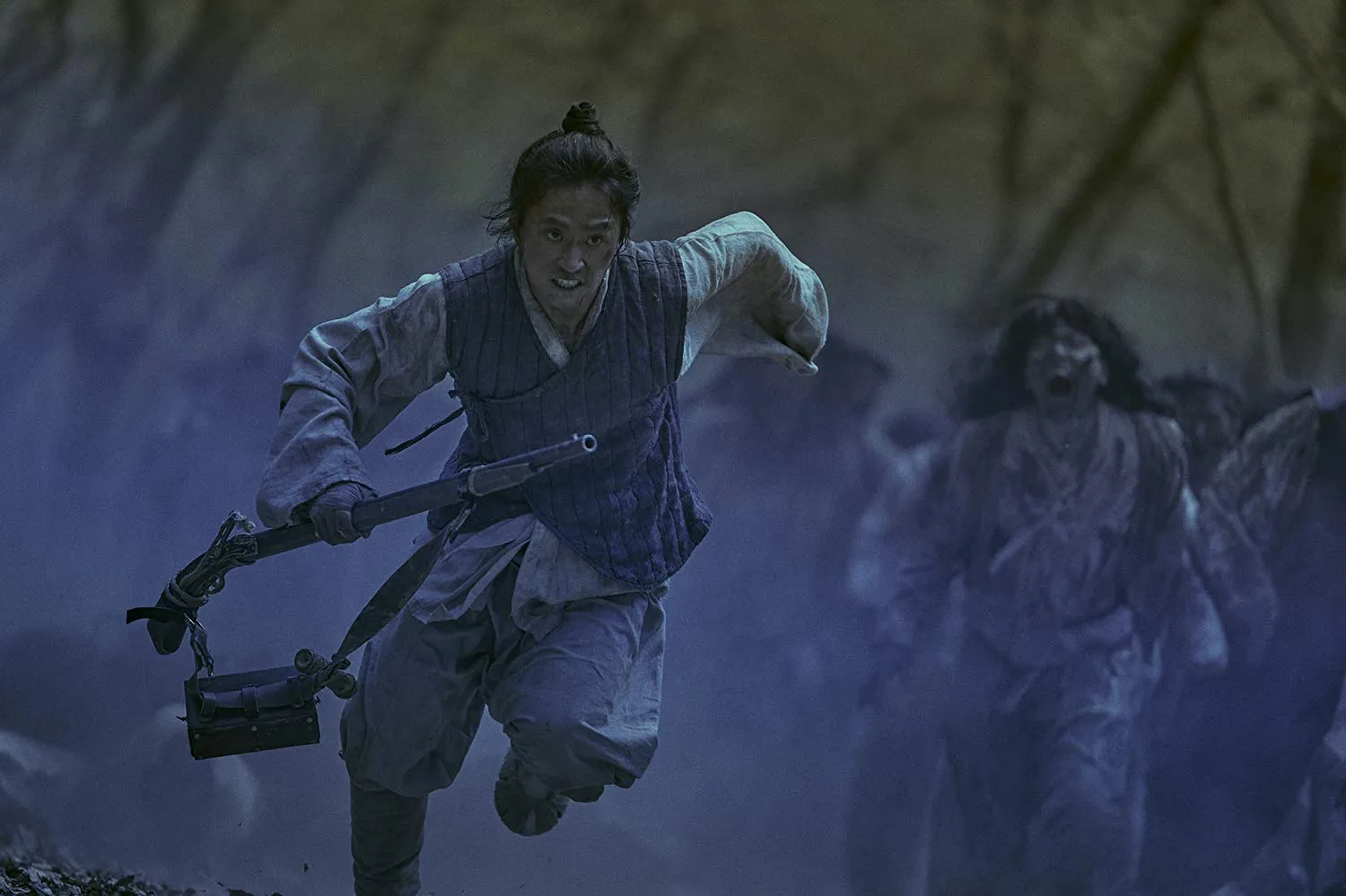 Young Shin berusaha menyelamatkan warga desa dari kejaran zombie © Netflix