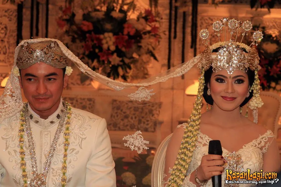 Zumi Zola dan istri.