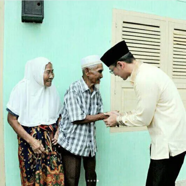 Selain bersilaturahmi, Zumi Zola memborong dagangan Kakek Suratman dan memberikan santunan © instagram.com/zumizolazulkifliforjambi