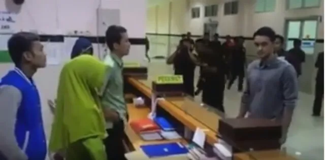 Zumi Zola lakukan sidak dan mendapati petugas medis RSUD Raden Mattaher tidur pulas © Youtube.com/Jambi Update