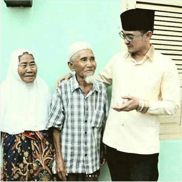 Gubernur Jambi Zumi Zola mendatangi kakek Suratman yang menjadi korban perampokan dan memberikan santunan © instagram.com/zumizolazulkifliforjambi