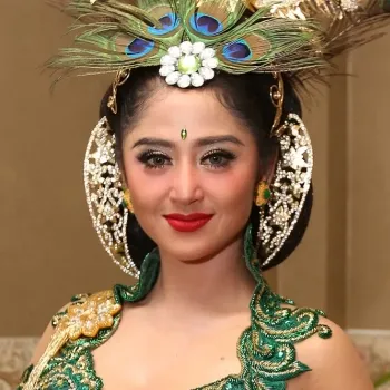 Foto profil Dewi Perssik