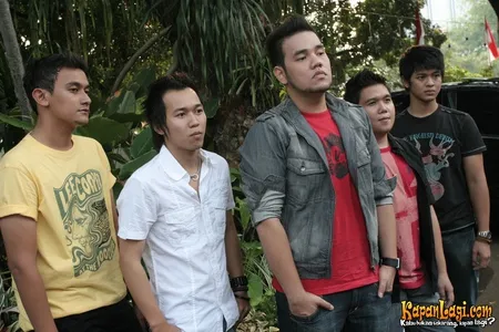 Foto AOP Band