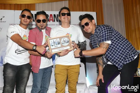 Foto Ada Band