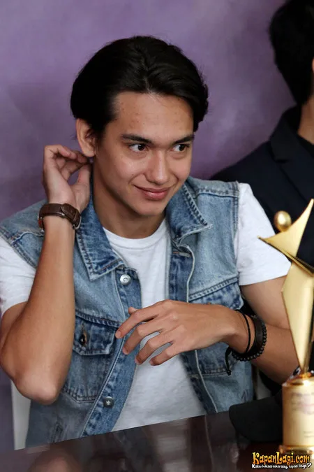 Foto Adipati Dolken