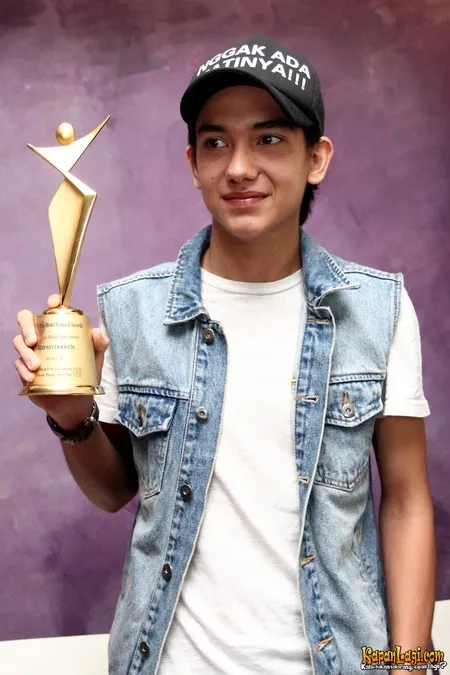 Foto Adipati Dolken