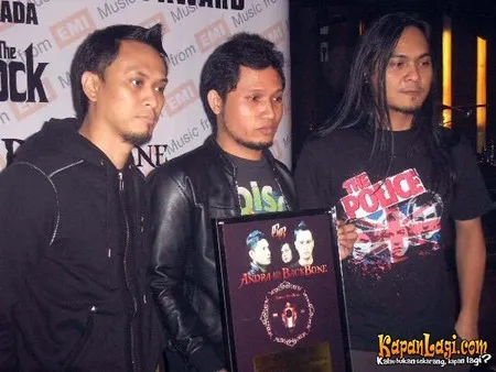 Foto Andra and The BackBone