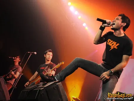 Foto Andra and The BackBone