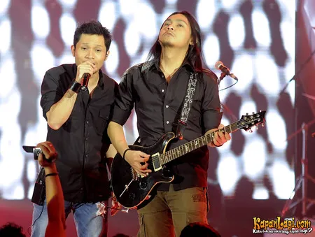 Foto Andra and The BackBone
