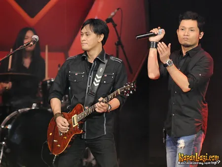 Foto Andra and The BackBone