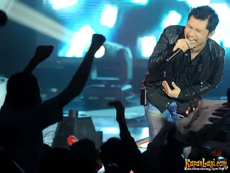 Foto Andra and The BackBone