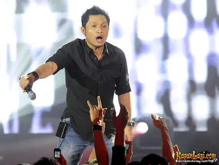 Foto Andra and The BackBone