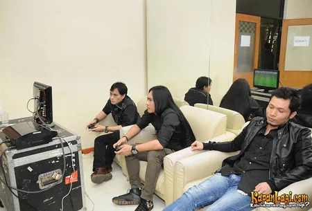 Foto Andra and The BackBone
