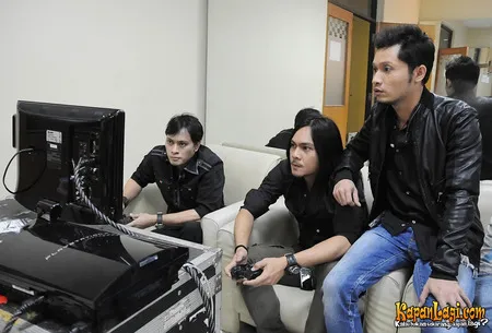 Foto Andra and The BackBone