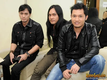 Foto Andra and The BackBone