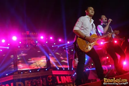 Foto Andra and The BackBone