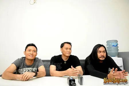 Foto Andra and The BackBone