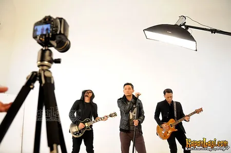 Foto Andra and The BackBone
